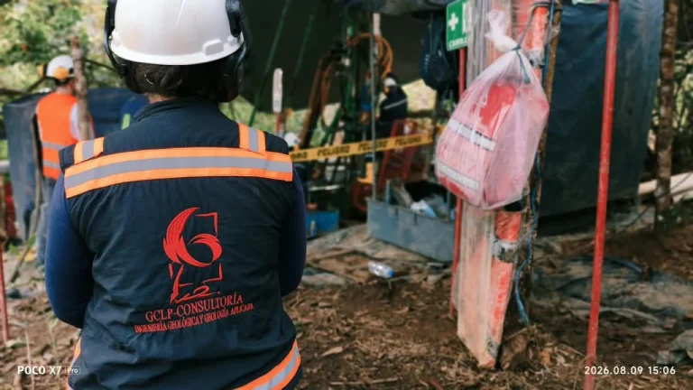 Técnica de campo con el logotipo de GCLP visible en su chaqueta
