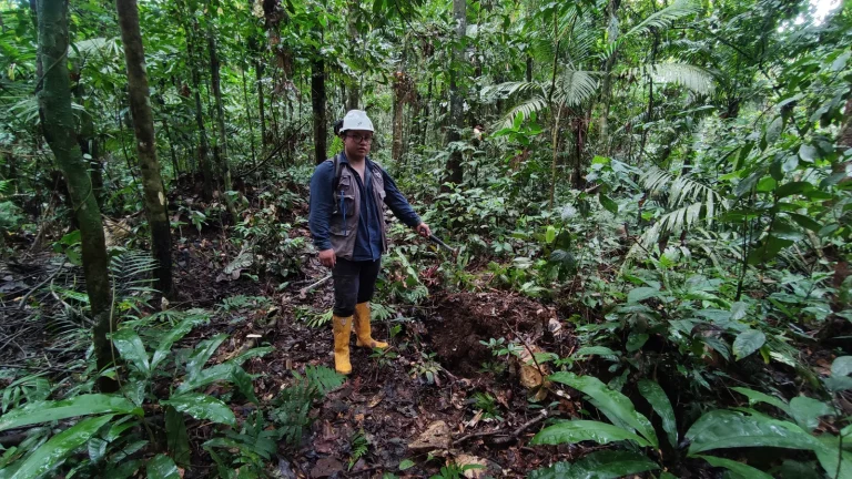 Field record — Engineering for the design of the Siccha access road, flow line and platform
