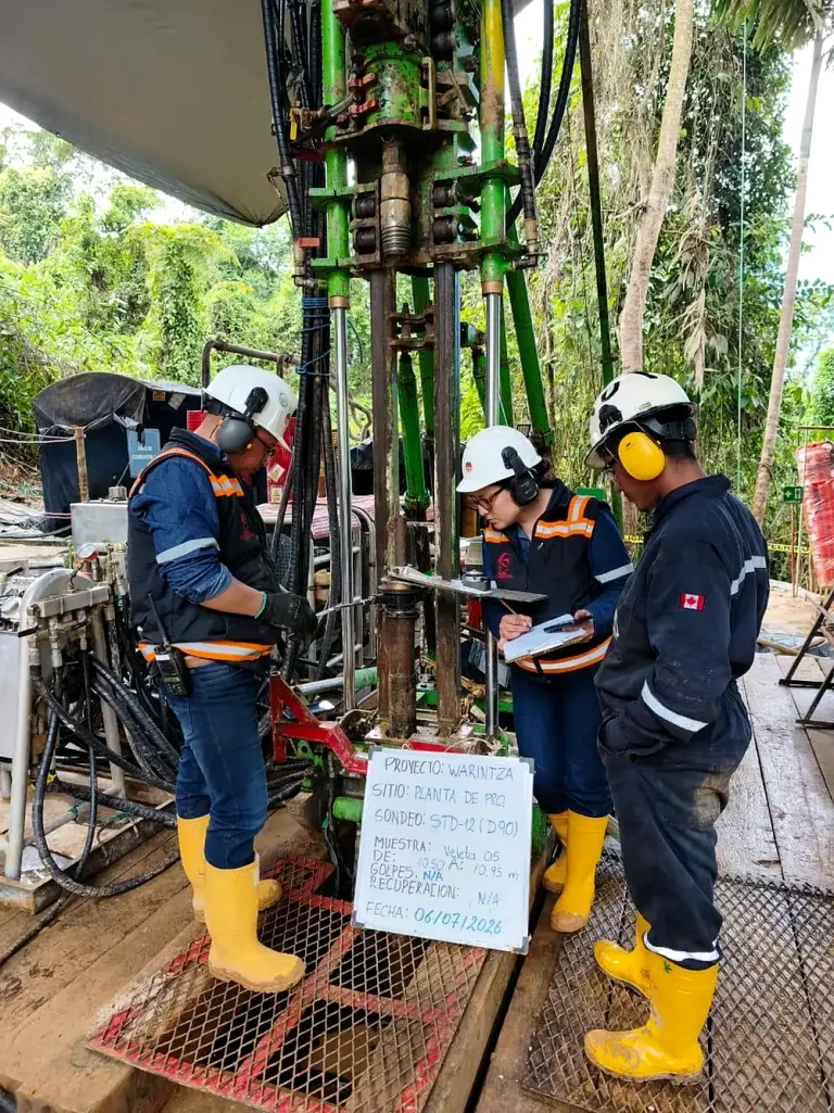 Cuadrilla en la plataforma de perforación de un proyecto minero