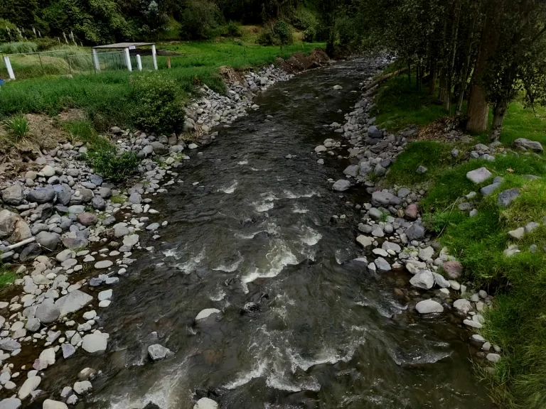 Cauce de quebrada con material de arrastre
